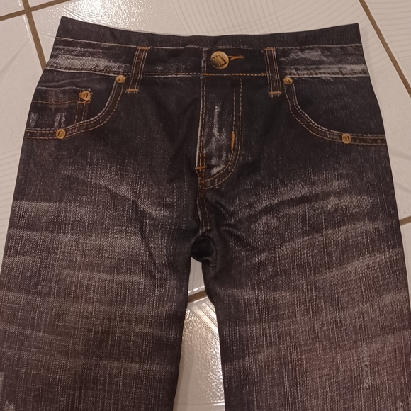 4/$40 Faded-Look Black 3D Leggings - Size XS/Small - Picture 3 of 6